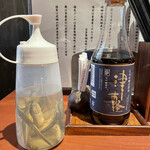 酒肴場 屯 - 卓上の煮干し酢と中村醸造元の津軽醤油