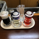 中華料理房 すずなり - 自家製のラー油(右端)