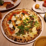 good spoon pizzeria&cheese - 白ワインで煮込んだ牛肉とクレソンのピッツァ＆タコとオリーブのブッタネスカ　1380円