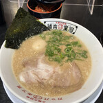 Kappa Ramen Hompo - 河童ラーメン・煮卵入り¥880(スープは濃いめorあっさりの2択、麺のかたさも選択可）