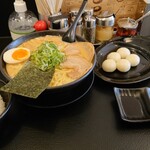 あらじん - 濃厚味噌豚骨ラーメン 特盛  もちもち餃子  ライス