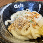 はなまるうどん - とろ玉ぶっかけうどん。胡麻と七味と生姜を追加