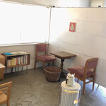 喫茶店 粒 - 店内は素朴でこんな感じ