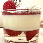 喫茶店 粒 - 苺パンナコッタ  真横