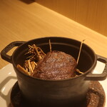 RISTORANTE IL NODO - ストウブ鍋で鹿ロースの藁焼き状態のプレゼンテーション