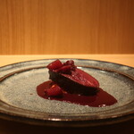 RISTORANTE IL NODO - 猟師森さんより鹿ロース 藁 鎌倉の人参 リンゴ ポルト酒