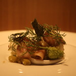 RISTORANTE IL NODO - 真鶴漁港 義新丸さんの赤ナマコ クスクス ワサビ茎 ハーブアップ