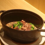 RISTORANTE IL NODO - ストウブ鍋での旬のホタルイカ 黒米リゾットのプレゼンテーション