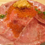 吉祥寺 肉ドレス海鮮丼 - 黒毛和牛肉ドレス海鮮丼のアップ