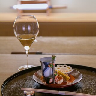 食事に合う日本酒や、フランス産のワインをご用意しております。