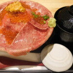 吉祥寺 肉ドレス海鮮丼 - 黒毛和牛肉ドレス海鮮丼いくら2倍盛り(味噌汁のふたを開ける前)