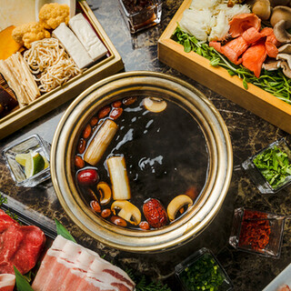 シャングリラ地方の天然きのこで煮込んだ『秘伝ブラックスープ』