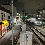 大むら - 外観(小田急線生田駅の上りプラットホームから撮影)