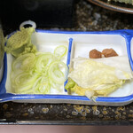 ふじや - 自家製の白菜漬けと梅干し。わさびは箸休めなのだ♪