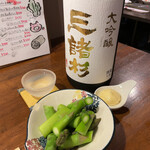 Kateiteki Ryouri Izakaya Shirotokuro - 三諸杉の大吟醸と店主おすすめのアスパラの塩茹で