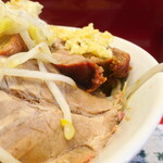 ラーメン二郎 - 豚の厚み