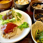 母めし食堂 のうカフェ - 母めし定食　1300円（ドリンク付き）
      主菜の魚か肉を選べます。小鉢3品、玄米ご飯と味噌汁はセルフでおかわり自由です✨