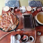 旅館 後藤 - 真ん中のコンロで焼きガニ、右端の鍋でカニすき。