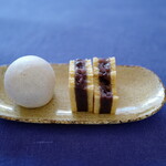 空也 - 手で割る、粒餡が光っている