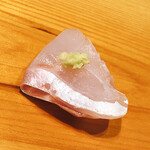 すが弥 - 同じく、こちらもハタ。山葵と煮切りでいただきます