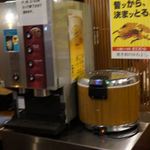 焼肉 食べ放題 飲み放題 かわよし 栄錦本店 - (13.01.11)ピンボケですが、ドリンクサーバーと１升くらいある炊飯器。