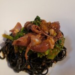 イル コラッツィエーレ - 富山産ホタルイカ、菜の花、イカスミのタリオリーニ