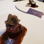 イル コラッツィエーレ - 愛鷹牛ほほ肉 バローロ煮込み 百合根 黒トリュフ
      