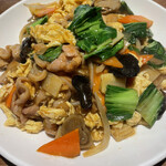 マルヤス酒場 - 豚肉ときくらげの野菜炒め。もの凄いボリュームで300円なんて信じられますか、、？味も美味しい！