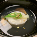 ふなや - 椀 清仕立て(蛤真蒸桜花のせ)