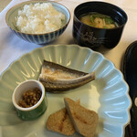 ふなや - 朝食(ごはん、味噌汁、カマス、ジャコ天)
