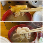 飯場めし - 上 焼けた鶏肉
下 豚汁の具材