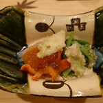 鮨 むらやま - 芹の胡麻和えと昆布締めの赤海老、赤貝と蕗の葉の天婦羅