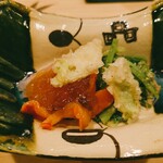 鮨 むらやま - 芹の胡麻和えと昆布締めの赤海老、赤貝と蕗の葉の天婦羅