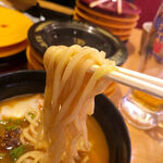 Sushiro - 麺は中細ストレート麺。えび味噌スープがよく絡みます。