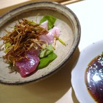 寿しの吉乃 - メジ鮪刺身の上にｴｼｬﾚｯﾄを炒めたものが合わせてあります