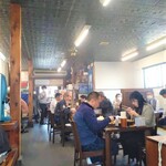 びっくり亭 本家 - 店内は少し煙い