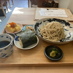 おともトごはん おかもト食堂 - 手打ち蕎麦とおにぎりセット