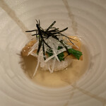 日光金谷ホテル - コンソメと昆布出汁のハイブリッドスープを掛けます。