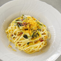 フォリオリーナ・デッラ・ポルタ・フォルトゥーナ - ズッキーニとドライトマトのタリオリーニ　 〜ゴルゴンゾーラチーズ風味、カラスミ添え〜