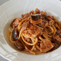 フォリオリーナ・デッラ・ポルタ・フォルトゥーナ - 豚バラ肉と揚げ茄子のモッツァレラチーズ入りラグー オレガノとクルミの香り（ビゴリ）