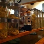 OSTERIA PLACER - カウンターには様々な種類のパスタが