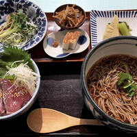 ダイナミックキッチン＆バー 響 カレッタ汐留店  - 10種類の薬味蕎麦と小丼（鰹のタタキ丼）。1500円。ごま油香る鰹のタタキと絶品薬味蕎麦。贅沢すぎる昼飯でした。(◍︎´꒳`◍︎)笑