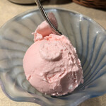 カリーライス専門店エチオピア - ランチタイムのサービスアイス・今日はストロベリー。