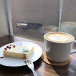 52℃Offee&Bar - ◆レインボーラテを目にしたかったので「カフェラテ」と「チーズケーキ」を。ケーキセットで990円。