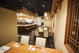 Nikunotakumi Botan - 開放感のあるテーブル席