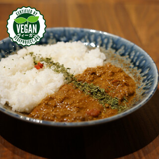 100%植物由来の材料で作る薬膳カレーも３種類ご用意