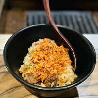 焼肉 ジャンボ はなれ - 牛ご飯とガーリックチップ