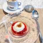 La Brianza - パンナコッタ苺ソースレモンとオレンジのピール甘煮。ピール甘煮がいいアクセントだわ〜 苺ソースたっぷりだし、パンナコッタがいつもなぜかナッツの風味にかんじられて、ほんと美味しい