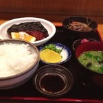 広島料理 安芸 - ランチの銀だらつけ焼き
            わかめと三つ葉の味噌汁、きんぴら、香の物、赤くちらっとみえるのはまぐろの刺身をつけてもらいました。