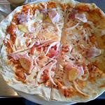 CONA - ランチピザ：ハワイアンはパイナップルにチーズの塩気が意外とマッチ。